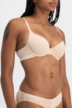 Tani (She/Her) wears size 12B and is 171cm tall with 74cm chest and 61cm waist